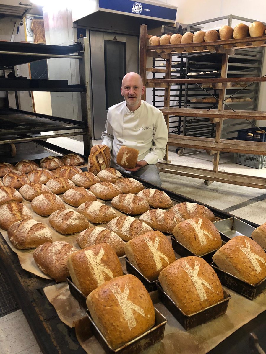 bakkerijburez's tweet photo. Vandaag is het #makebreadgreatagain dag. We halen we brood uit het verdomhoekje en geven we het de aandacht die het verdient. Als smaakbom. Als volwaardige voeding. Soms met desem en lange rijstijden. Altijd gemaakt met veel goesting en liefde 🍞 🥖 https://t.co/IAOfhltpTd