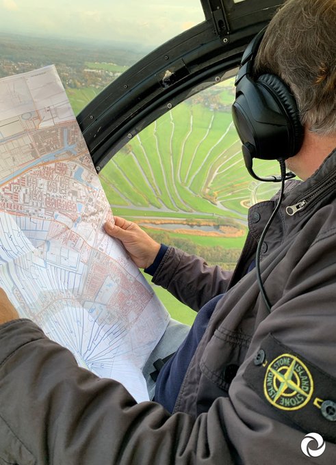 GET TO THE CHOPPER! 🚁
Andre controleert vanuit de lucht of het water in de sloten schoon is. Dit noemen we schouwen 🧐
Het grootste gedeelte doen we met de auto, boot, fiets of lopend.
Binnenkort een filmpje waarin we hier alles over vertellen! #waterkwaliteit