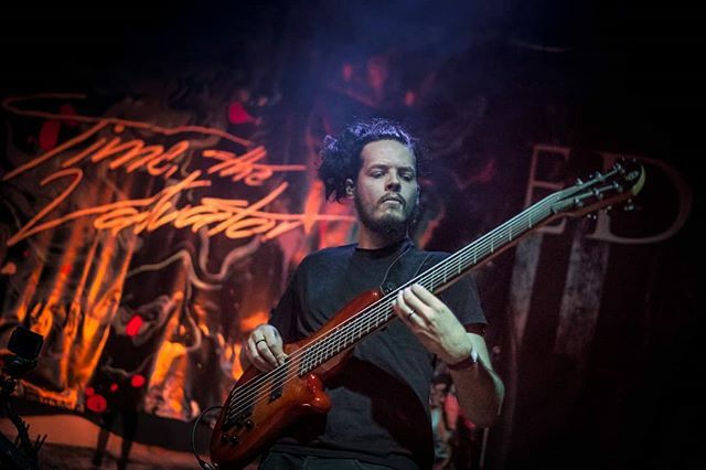 quintenquistcom's tweet image. Happy birthday to the one and only @ryanvoosen_ttv 🥳🎉. He&apos;s such a rich addition to the @timethevaluator lineup, talented and a nice guy. Cheers 🥂.
__________________________
#timethevaluator #faminedrecords #ryanvoossen #longbranchrecords #anchorage… ift.tt/2NB8dL5