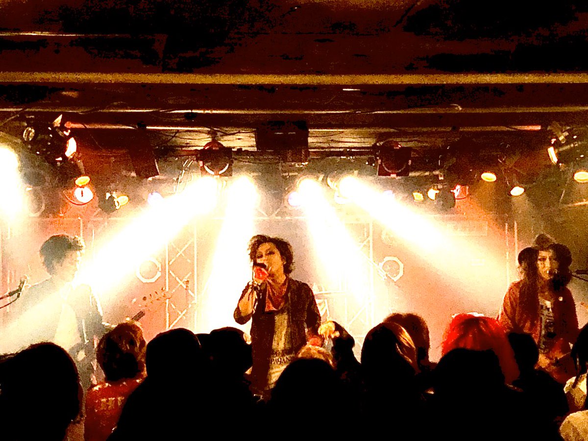 KöHEYです🤘🏻昨日はありがとうございました❗️
ARESZ超カッコ良かったね〜🤘🏻
25周年記念LIVE良いイベントでした👍🏻
お客さんの熱い声援、スゴく嬉しかったっス🙌🏻お陰でCHUCKYも楽しく演奏する事が出来ました❗️
次は12月15日(日)柏ALIVE🎵短めのステージになるのでかっ飛ばして行きます🔥ヨロシクです🤘🏻
