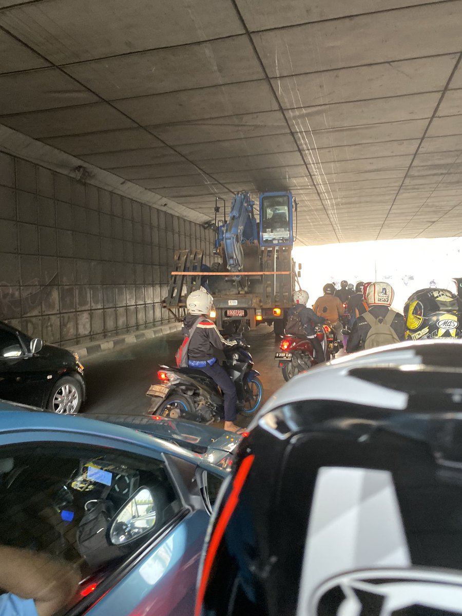 ada mobil bawa alat berat nyangkut di underpass pasar minggu arah depok <a href="/TMCPoldaMetro/">TMC Polda Metro Jaya</a>