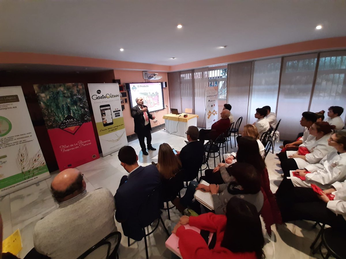 GastrOleum's tweet photo. Félix Esteban, presidente de #DOMieldeLaAlcarria, recuerda que la DO fue la 1 del mundo. Certifica miel de #espliego, #romero o #multifloral.
@IESBuero @elcorteingles @DOPAzafran @DoMondejar #DoAceitedeLaAlcarria #CebolladeLaMancha #GastrOleum
#GastronomíaconOrigenGuadalajara https://t.co/5uFZo03LVY