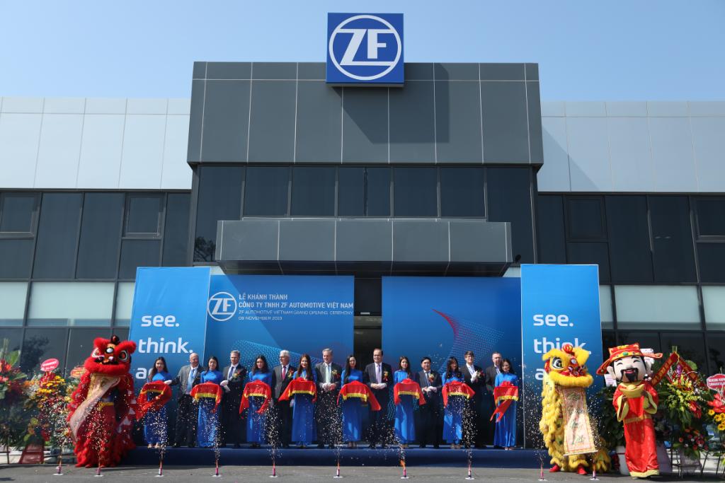 ZF_Konzern's tweet photo. Neuer Kunde für Fahrwerkmodultechnik: #ZF eröffnet erstes Werk in Vietnam für @VinFastofficial. https://t.co/sBdh0iuXh3 #NextGenMobility #VehicleMotionControl https://t.co/7Um0KKD5NK
