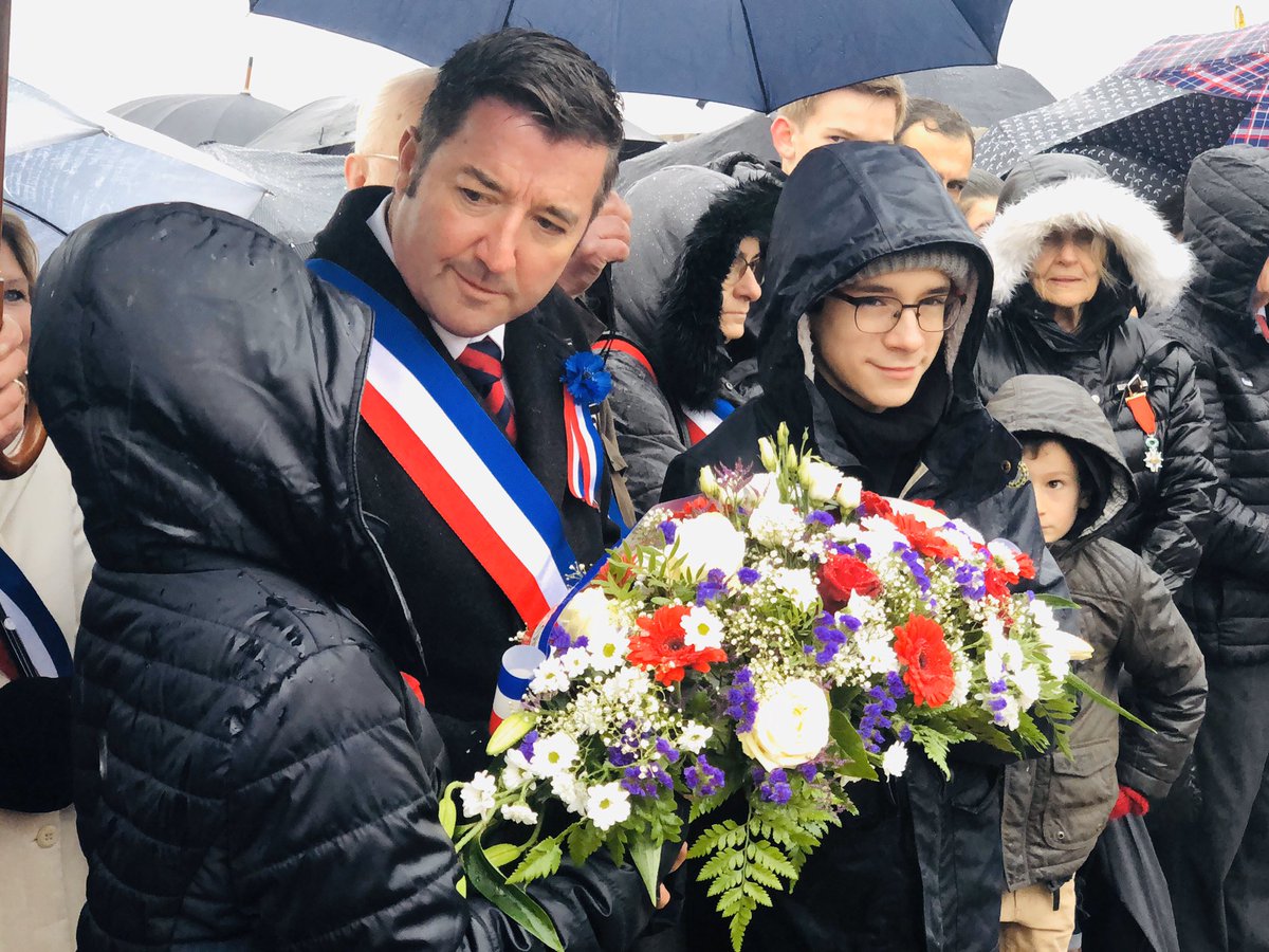 KARLOLIVE's tweet photo. Si nous sommes réunis, devant le monument aux Morts, c’est pour rendre hommage à tous nos Poilus. Rendre hommage à leur jeunesse foudroyée par les obus, anéantie par des mois passés dans le magma des tranchées. Rendre hommage à leur courage, tout simplement. #Poissy #11Novembre https://t.co/Qgd1sOpTzK