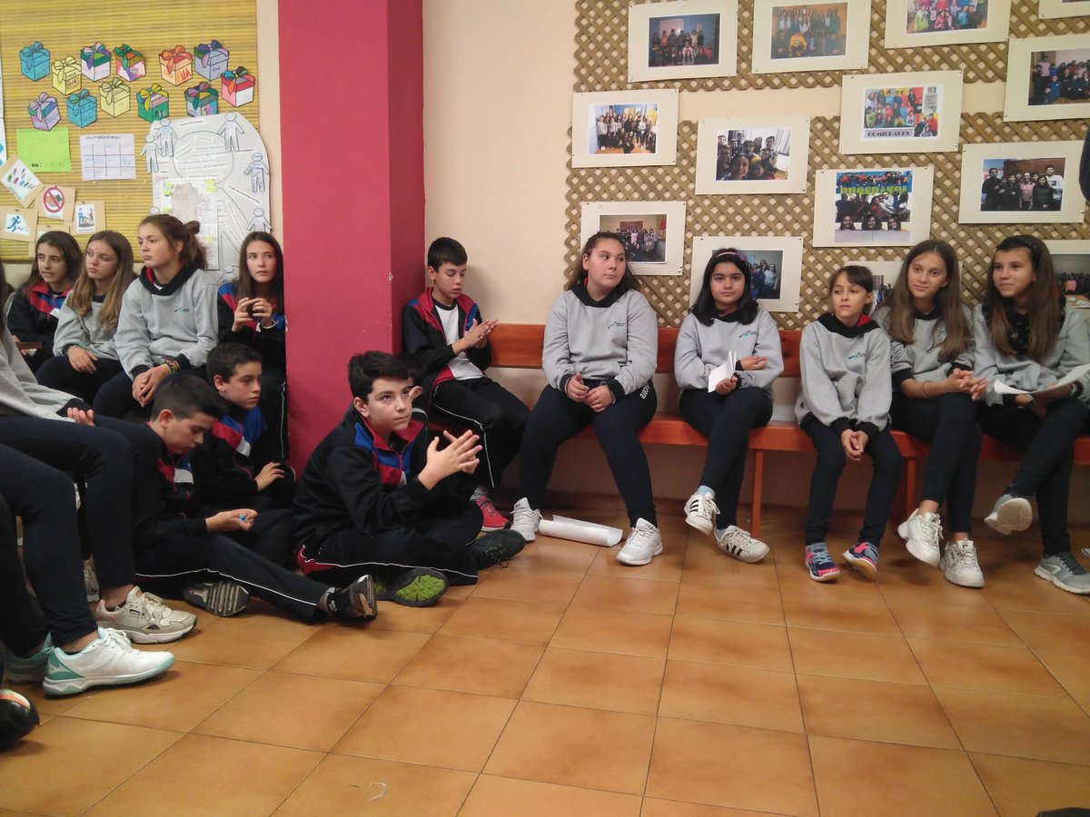 SantoAngelPal's tweet photo. En 1° de #secundaria #compartimos, #jugamos, #fraternizamos y #fortalecemos las #relaciones con nuestros #compañeros en nuestras #convivencias #santoangelpalencia #yosoysantoangel #respeto #reflexión #MiColeMola @SantoAngelPal @FundEducere https://t.co/FehwOfDgSo