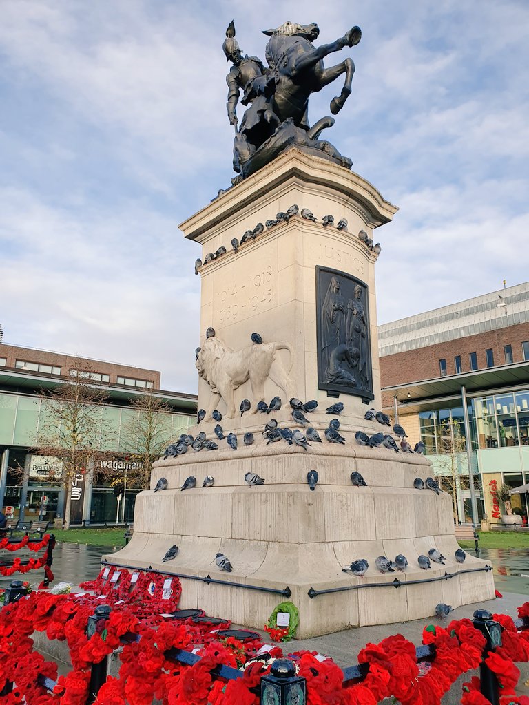 mranthonyday's tweet photo. The war memorial at #oldeldonsquare in Newcastle ahead of the 2 minutes silence at 11 #LestWeForget #Remembrance https://t.co/ucPZB9qWjA