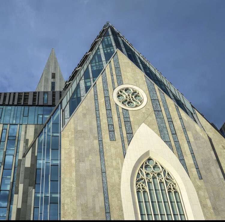 Altijd die hang naar het verleden. Was laatst in #Leipzig, daar sloopten de communisten de oude universiteitskerk. Een collectief trauma. Inmiddels staat er een nieuwe universiteit op dezelfde plek, met respect voor het verleden, maar totaal anders. Dordt is geen openluchtmuseum.