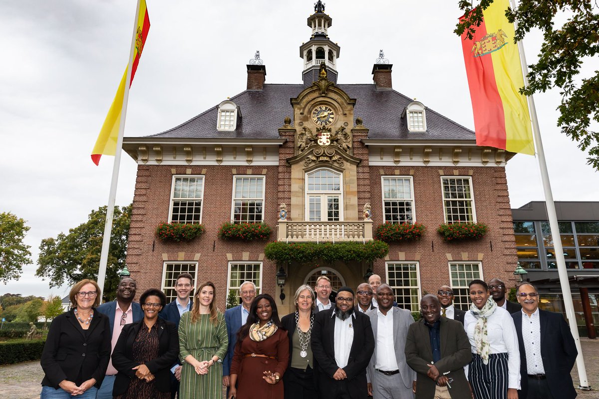 InkoopRIJK's tweet photo. Alweer een maand geleden dat een hoge delegatie uit verschillende Zuid-Afrikaanse gemeenten en provincies op ‘learning-journey’ was en een bezoek bracht aan RIJK als #bestpractice. https://t.co/aauwUNx9wR #RIJK https://t.co/DBpGoikCfA