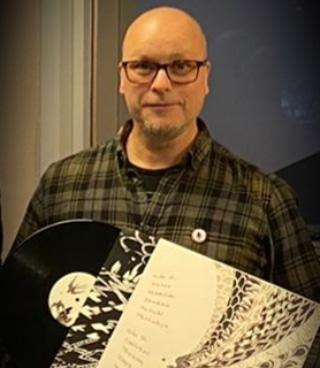 brokenorchestra's tweet photo. The legend that is @alanraw with his copy of our album 'Pathways'.
Get yours at https://t.co/XlfuoKga7k or check it out at @spinitrecords @bugvinylrecords @WarrenRecords @wbmusicandbooks
#Hull #BBCIntroducing #bbcradio #alanraw #downtempomusic #soulful #vinyl https://t.co/8fRc8czrcN