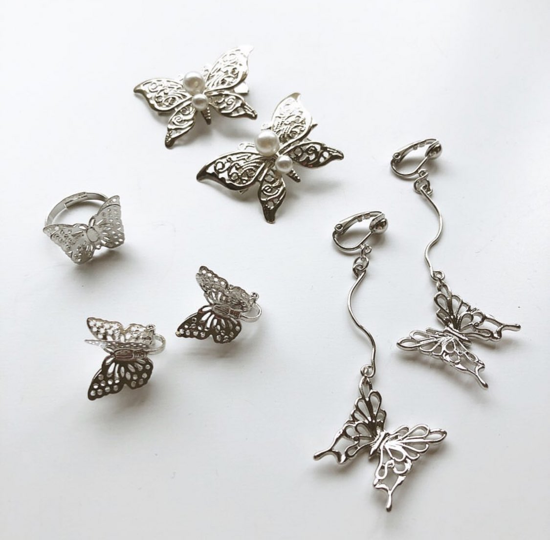 3coinsスリーコインズ 公式 蝶々モチーフのアクセサリーが 入荷しました ヘアクリップやピアス イヤリング またリングも 今回はポニーテールにして横をねじって そこにつけただけなのですが シンプルなヘアアレンジでも 映えますよね ぜひ店頭に 3coinsスリーコインズ 公式 蝶々モチーフのアクセサリーが 入荷しました ヘアクリップやピアス イヤリング またリングも 今回はポニーテールにして横をねじって そこにつけただけなのですが シンプルなヘアアレンジでも 映えますよね ぜひ店頭に