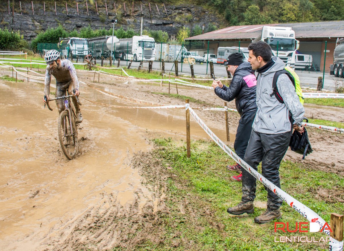 De nuevo <a href="/ruizdelarrinaga/">Javier Ruiz de Larrinaga</a> se puso las botas y estuvo toda la dura jornada animando y apoyando a los ciclistas del #CXKarrantza <a href="/SPIUKSportline/">SPIUK</a> <a href="/ismaelesteban_/">Ismael Esteban</a>