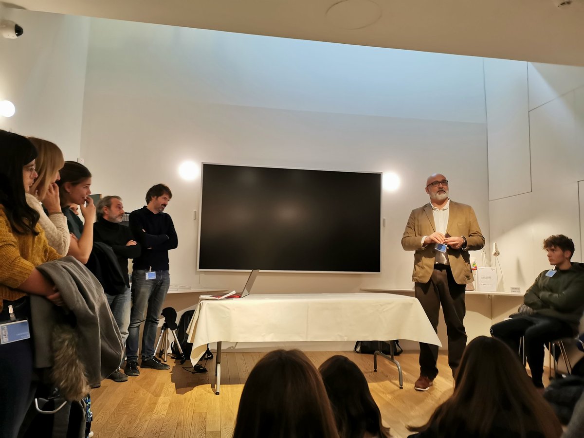 patrimonigencat's tweet photo. 📸 Avui som a la @casa_vicens fent una masterclass de fotografia i #patrimonicultural amb els guardonats de l'Experiència #EFIM19. Ens acompanyen els fotògrafs Pepo Segura i Pol Viladoms. Esperem que hàgiu vingut amb les bateries de les vostres càmeres i smartphones carregades! https://t.co/IfrHG7AWLm