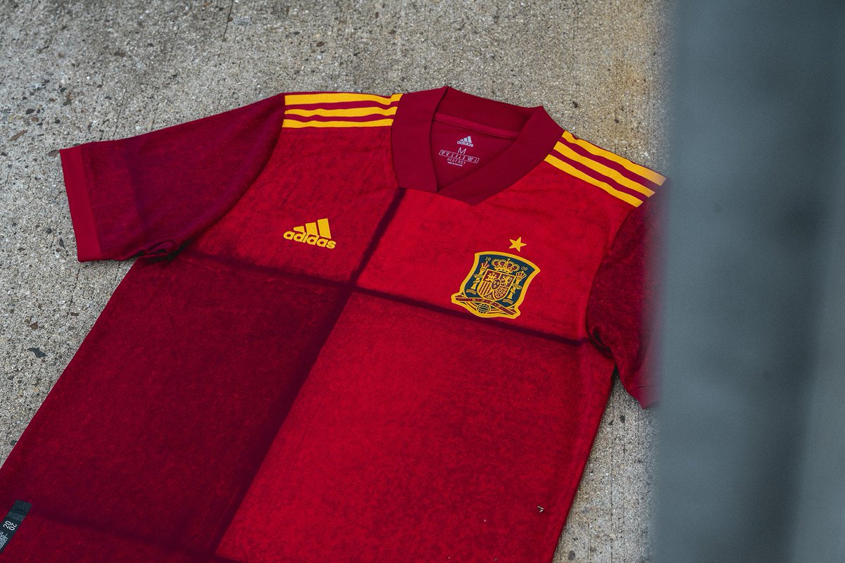 ActuFoot_'s tweet photo. 🔴 OFFICIEL ! Le nouveau maillot de l'Espagne pour l'Euro 2020 ! 🇪🇸 https://t.co/LwZwLMkde1