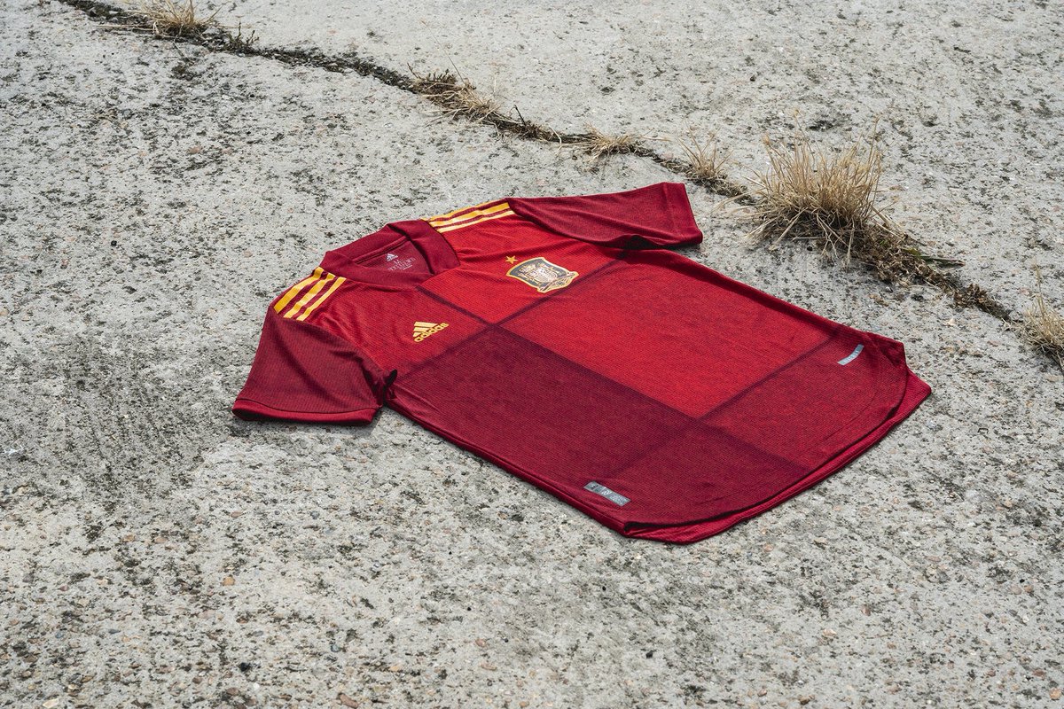 ActuFoot_'s tweet photo. 🔴 OFFICIEL ! Le nouveau maillot de l'Espagne pour l'Euro 2020 ! 🇪🇸 https://t.co/LwZwLMkde1