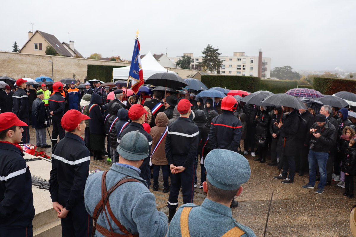 KARLOLIVE's tweet photo. N'oublions pas les 264 Pisciacais morts pour la France ! Comme pour tous les conflits, le devoir de mémoire est important. Il se cultive. Il se travaille. Il demande des grands moments de cohésion nationale comme celui d’aujourd’hui. #Poissy #11Novembre https://t.co/KMkYfOd7yM