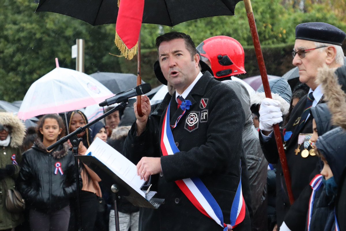 KARLOLIVE's tweet photo. N'oublions pas les 264 Pisciacais morts pour la France ! Comme pour tous les conflits, le devoir de mémoire est important. Il se cultive. Il se travaille. Il demande des grands moments de cohésion nationale comme celui d’aujourd’hui. #Poissy #11Novembre https://t.co/KMkYfOd7yM