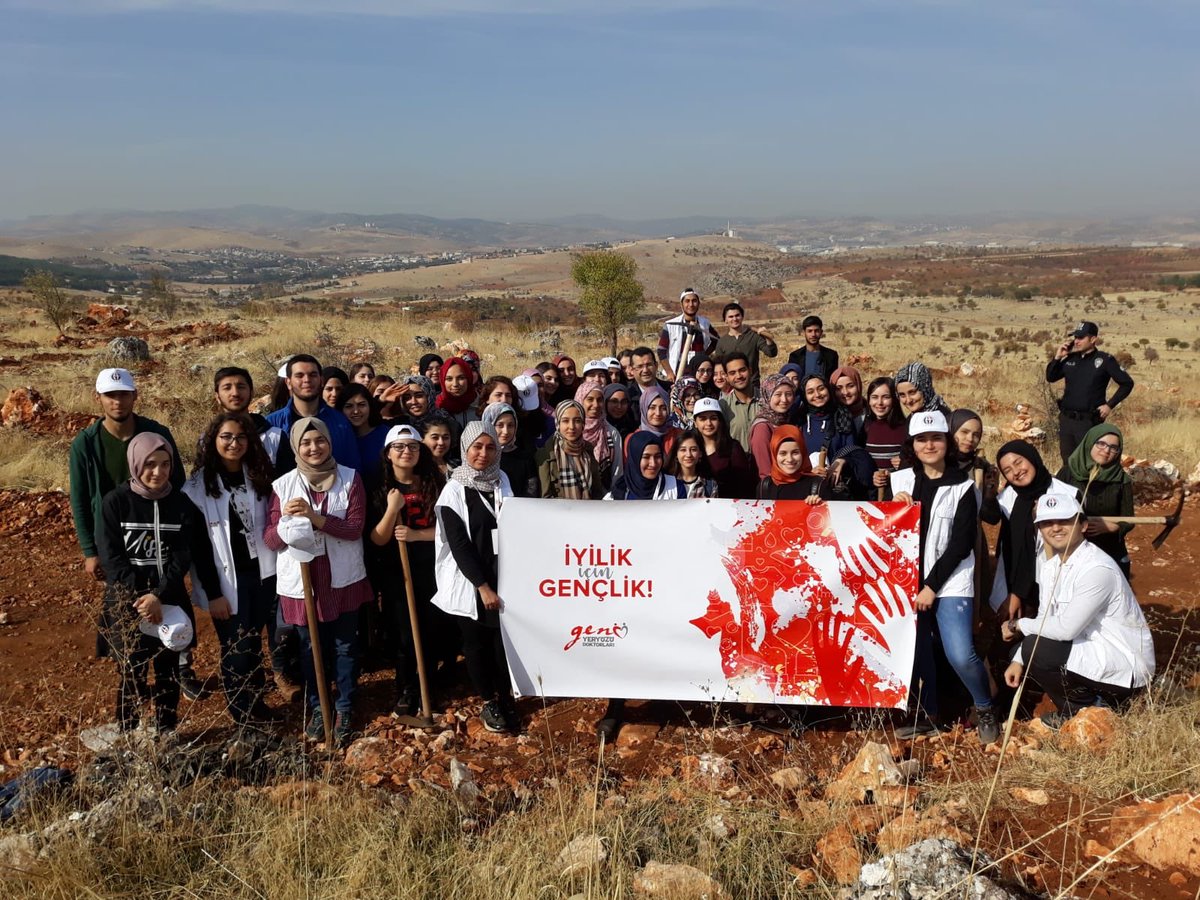 gencyyd's tweet photo. “İyilik için Gençlik” sloganıyla çıktığımız bu yolda daha yeşil bir gelecek için harekete geçtik. 11 milyon fidan dikim etkinliğinde yerimizi aldık. Gelecek için fidanlarımızı toprakla buluşturmaya devam ediyoruz🌱 #GeleceğeNefes #İyilikİçinGençlik https://t.co/oXfgWUjsXa