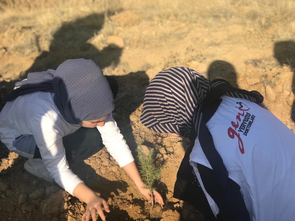gencyyd's tweet photo. “İyilik için Gençlik” sloganıyla çıktığımız bu yolda daha yeşil bir gelecek için harekete geçtik. 11 milyon fidan dikim etkinliğinde yerimizi aldık. Gelecek için fidanlarımızı toprakla buluşturmaya devam ediyoruz🌱 #GeleceğeNefes #İyilikİçinGençlik https://t.co/oXfgWUjsXa