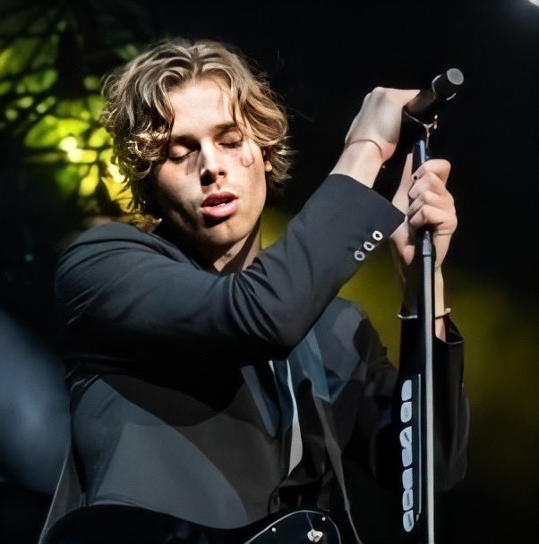 imagine looking this hot n cute