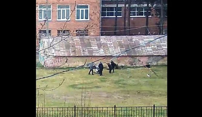 1Tulskiy's tweet photo. В соцсети появилось видео драки алексинских школьников

Местные жители утверждают, что дрались пятиклассники    https://t.co/nhW6JhJeUD https://t.co/CimrmWCf6a