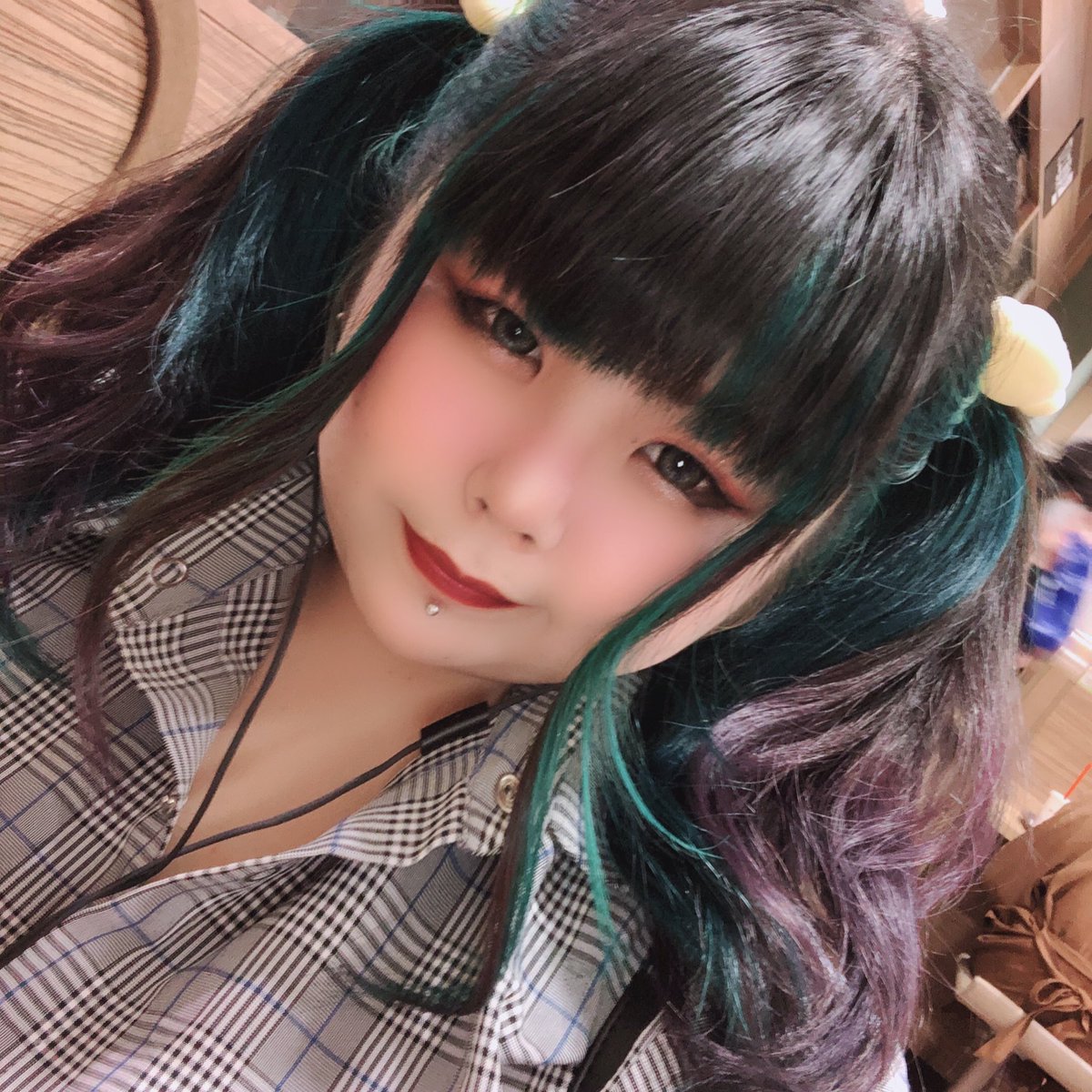 Uzivatel ストロベリーロックス 赤羽カラー専門店 Na Twitteru 本日のヘアカラー トップはグラデーションで毛先にパープル インナーは前髪も含めてグリーン を入れた欲張りカラー インナーのツインテって可愛いよね カラーの仕上がりを紹介出来る場合通常料金