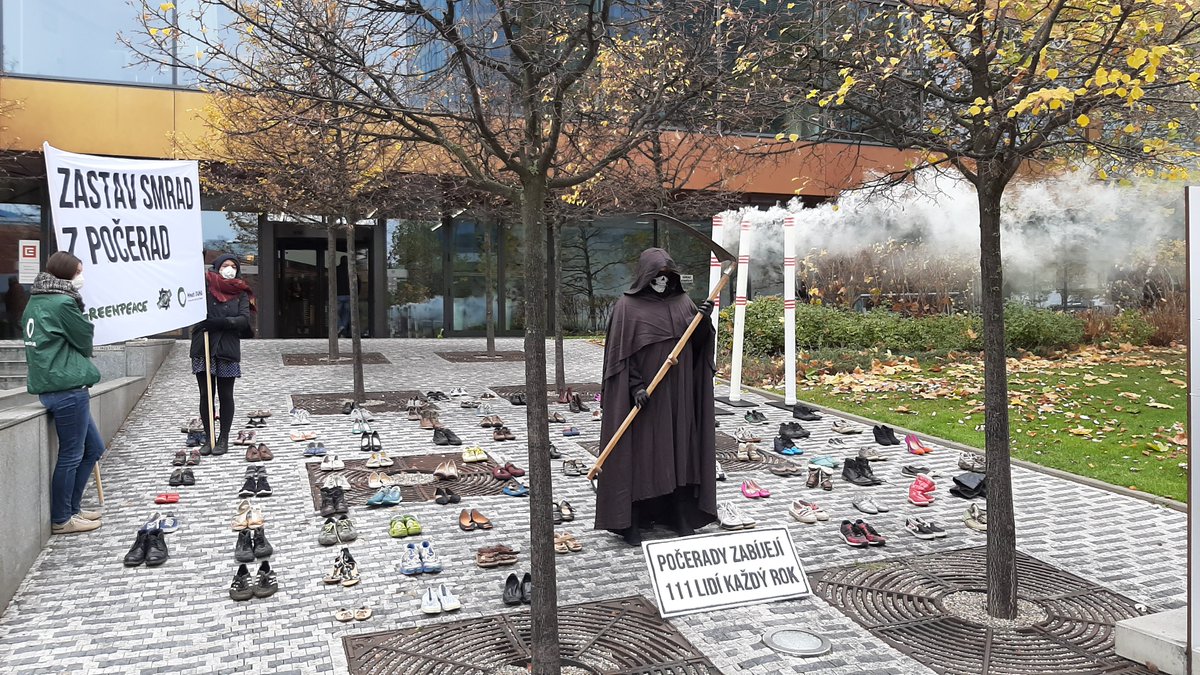 Právě teď před sídlem <a href="/SkupinaCEZ/">Skupina ČEZ</a>. Zbavit se kontroly nad elektrárnou Počerady by mělo fatální důsledky pro klima i zdraví. Tenhle obchod smrdí. Zastavme smradzpocerad.cz. <a href="/HnutiDUHA/">Hnutí DUHA - FoE CZ</a> <a href="/GreenpeaceCzech/">Greenpeace ČR ☮️🌍</a> <a href="/LimityJsmeMy/">Limity jsme my</a>