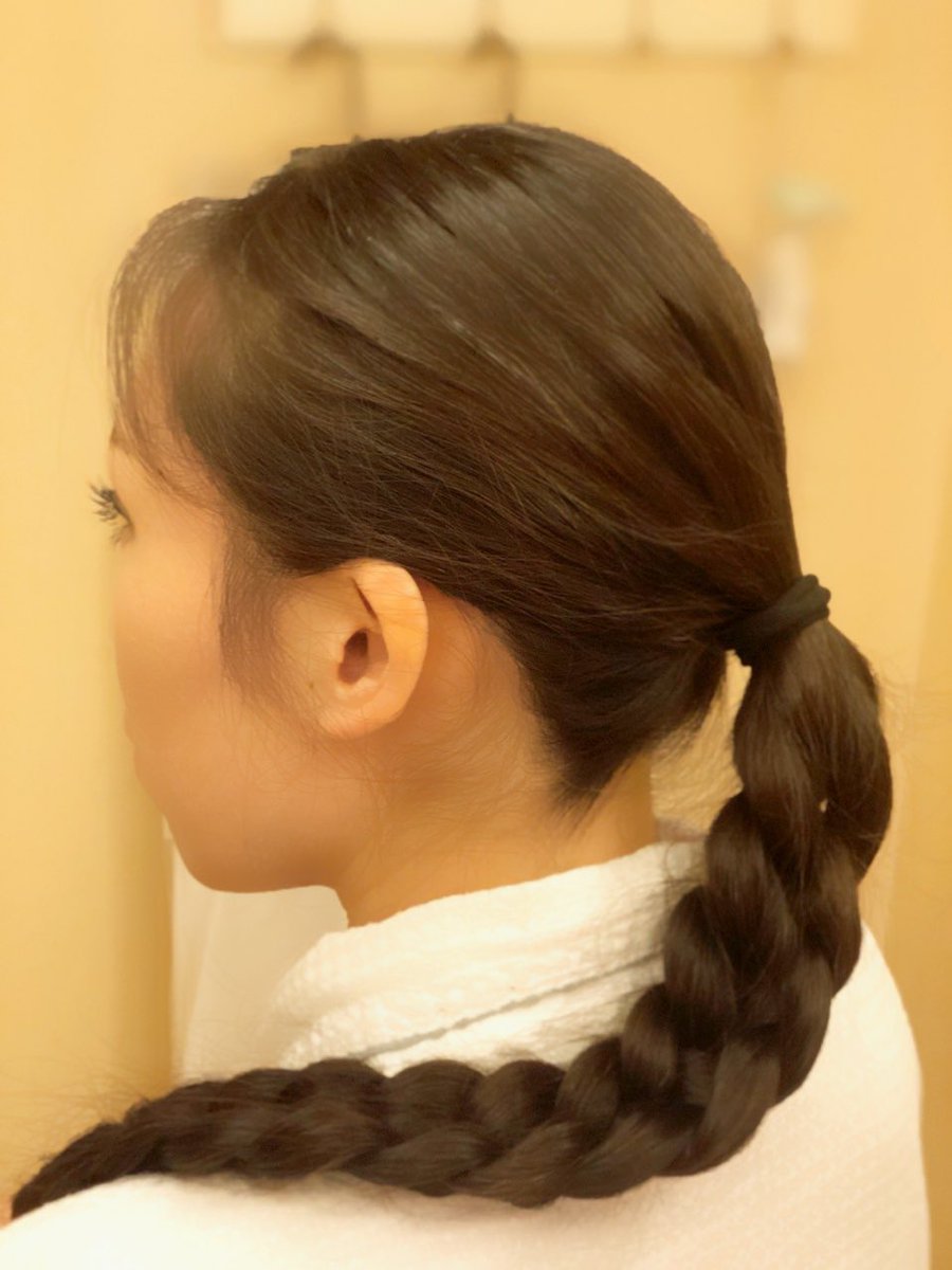 髪の毛切らないかえで 鶯谷おかあさん 公式 最初の二枚の写真が４つ編みで 後の二枚が三つ編みです ４つ編みは複雑で縄みたいな感じですね