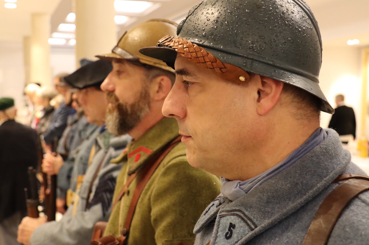 KARLOLIVE's tweet photo. Les héros de 14-18, comme l’écrit Henri Barbusse, dans Le Feu en 1917, « ce ne sont pas des soldats. Ce ne sont pas des aventuriers, des guerriers, faits pour la boucherie humaine. Ce sont des civils déracinés. Ce sont simplement des hommes. » #Poissy #11Novembre https://t.co/cIkcsSLMey