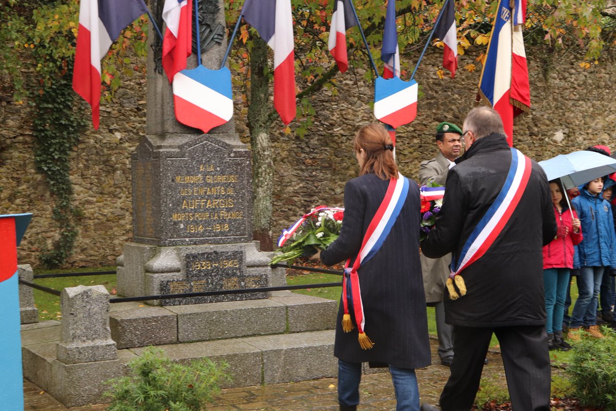 auroreberge's tweet photo. À Auffargis, au coeur de nos villages qui ont sacrifié leurs fils, leurs frères et leurs maris pendant la Grand Guerre.
Une mémoire qui se transmet aux enfants qui ont tous lu des lettres des Poilus. 
#11novembre https://t.co/bFbRNuE0VE