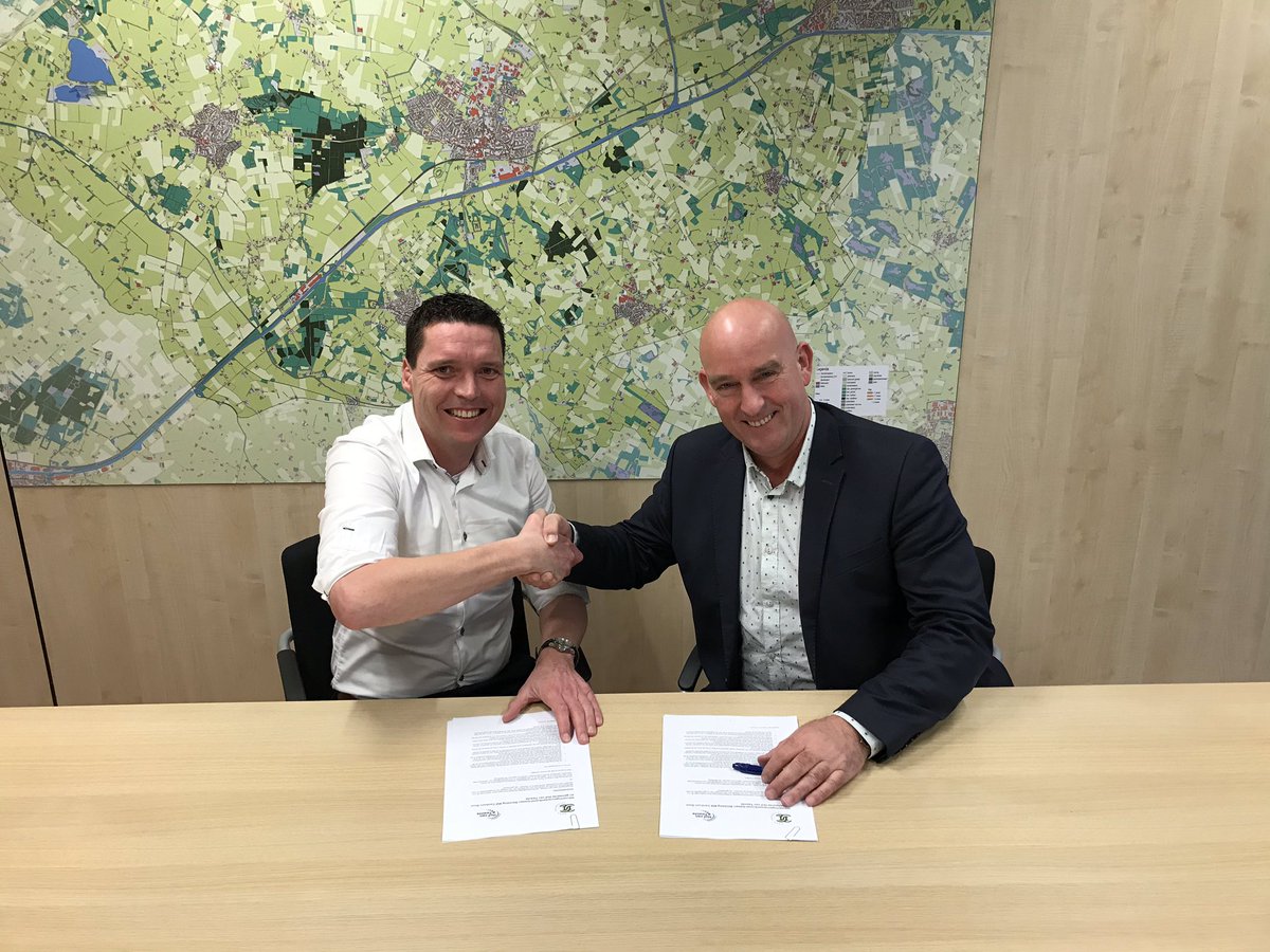 BartGreven's tweet photo. De eerste handtekening is zojuist gezet: @gemhofvantwente en @GoorCollectief gaan samen de BIZ in het centrum van Goor opzetten! Wim Meulenkamp &amp; René van Ommen hebben het vertrouwen om ook de gemeenteraad en ondernemers ook mee te krijgen💪🏻 https://t.co/CQkTvBs53t