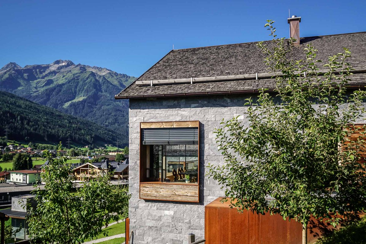 HiddenGemReise's tweet photo. Bergfexe aufgepasst: Ein Feriendomizil in den Bergen von Architekten für Perfektionisten, Gleichgesinnte und alle Schöngeister oder eben eine polternde Freundesgruppe wie unsere https://t.co/5SdXmwpVFN #ferienhaus https://t.co/WWQJpMBld1
