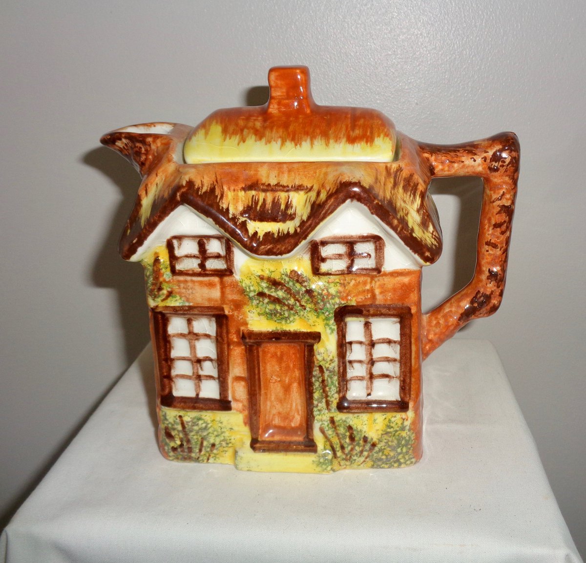 MullardAntiques's tweet image. 1960s Square Price Kensington PK Cottage Ware Pottery Teapot. Made in Staffordshire, England. etsy.me/32ABSZ1 #housewares #kitsch #noveltyteapot #pkpottery #pricekensington #thatchedcottage #cottageware #teapot #afternoontea #mullardantiques
