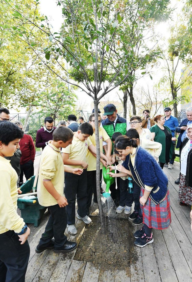 Cumhurbaşkanımız Sayın <a href="/RTErdogan/">Recep Tayyip Erdoğan</a>'ın zümrüt yeşili bir Türkiye hedefiyle başlattığı #GeleceğeNefes projesi için saat 11:11'de gençlerimizle fidan diktik. #11MilyonFidan