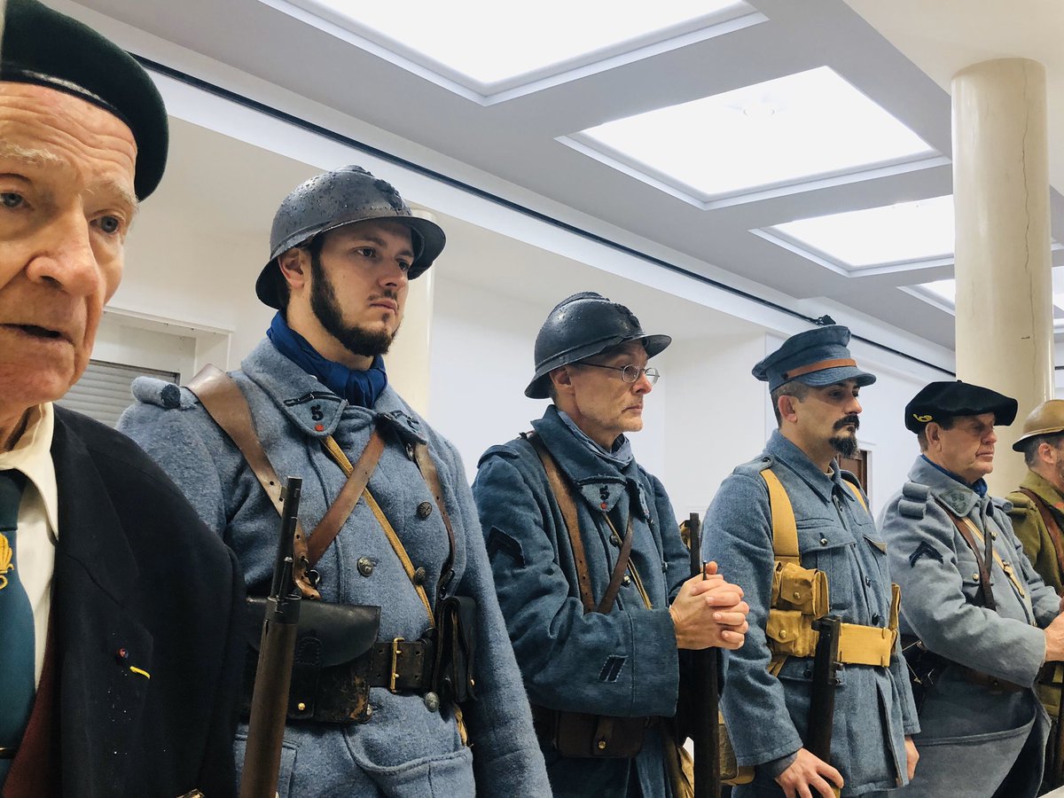 KARLOLIVE's tweet photo. Janvier 1919, il y a 100 ans. Gagner la guerre ne suffit pas à gagner la paix. Les négociations de paix s’ouvrent à Versailles, entre idéalisme et pragmatisme, pour une Europe où tout est à reconstruire : stabilité politique, frontières, circuits commerciaux. #Poissy #11Novembre https://t.co/7LzIejqlFL