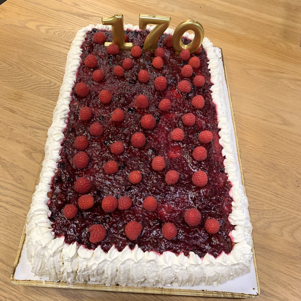 Olen juhlistanut työurani aikana yhden työnantajani 100v. päiviä, toisen 150v.  ja nyt nykyisessä <a href="/VaasanSuomi/">Vaasan</a> #vaasan170 vuotista historiaa. Harvinaista monella tapaa. 
Upeaa olla tässä tänään 😍 #vaasanvoima #Vaasanruispalat #pellostapöytään #ohutherkku #theBRGR #lovemyjob