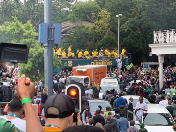 It is good to see Capetonians on the streets in big numbers to show the #springboks love on #SpringbokTrophyTour. 

Phela Capetonians are known for supporting #AllBlacks even against the #Bokke 

 #Siyakholisi #BoksTrophyTour