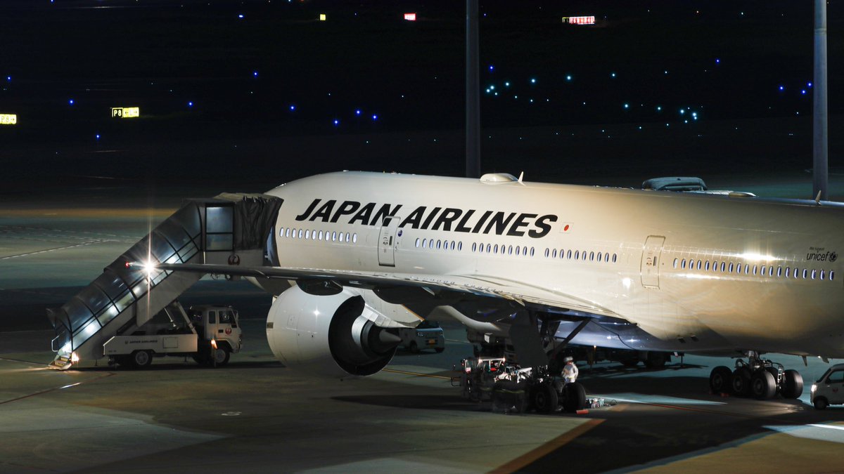 やまのクマさん V Twitter 翼を休めるjalの777 夜の飛行機は やっぱりカッコイイですね タイヤの交換でしょうか慌ただしく作業していました Jal 羽田空港 ファインダー越しのわたしの世界 飛行機写真 77 キリトリセカイ 飛行機のある風景 夜景 日本