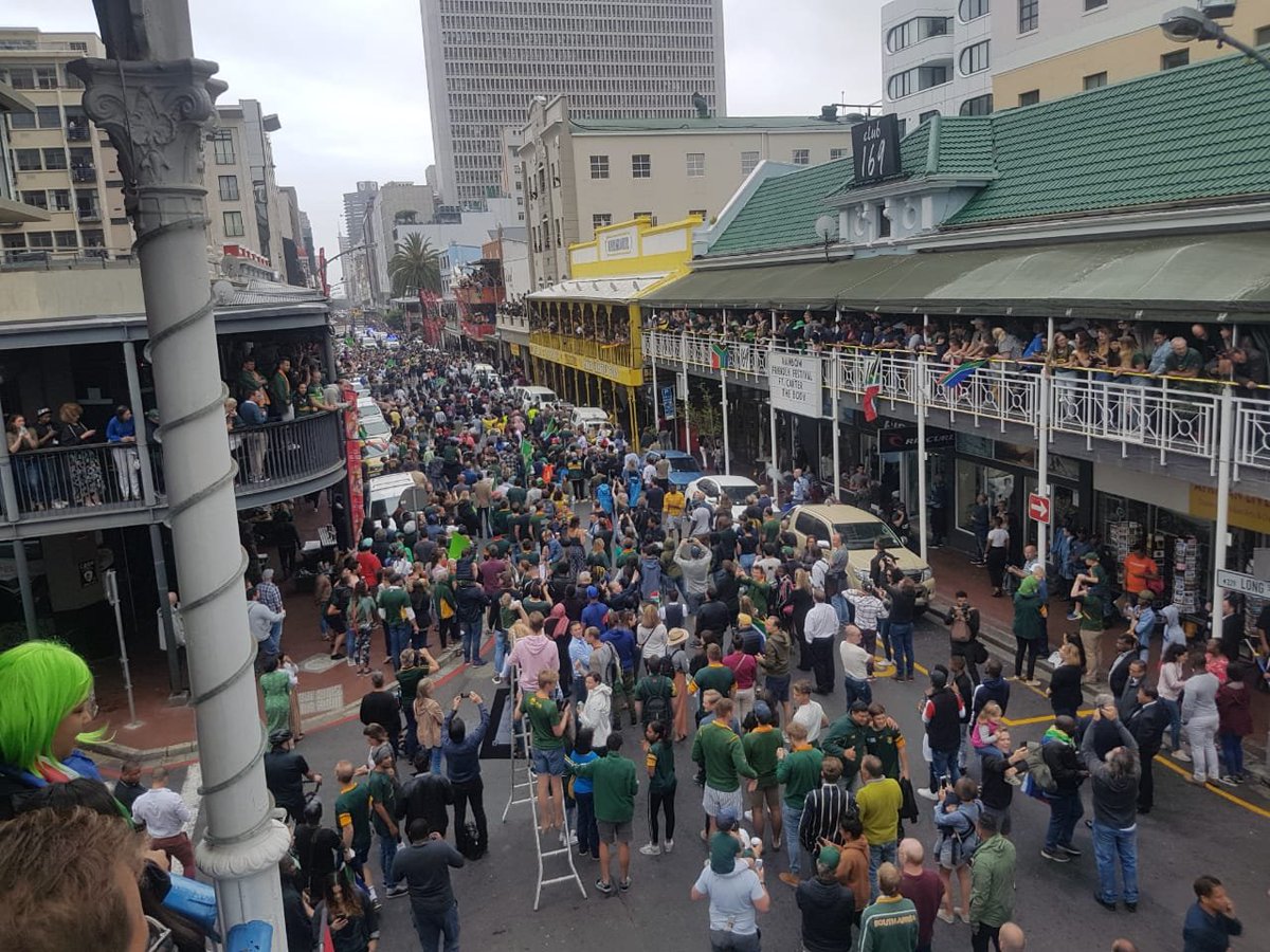 TheCapeArgus's tweet photo. @armandhough @CityofCT @Springboks @SISONKE_MD @BryanHabana @rugbyworldcup @AfriNewsAgency @CourtneyAfrica A look at everyone who filled up Long Street in Cape Town to party with the @Springboks
Pictures: @d7e7r7
#SpringbokTrophyTour #SpringbokChampions #SpringboksArrival https://t.co/wjgOoEU291
