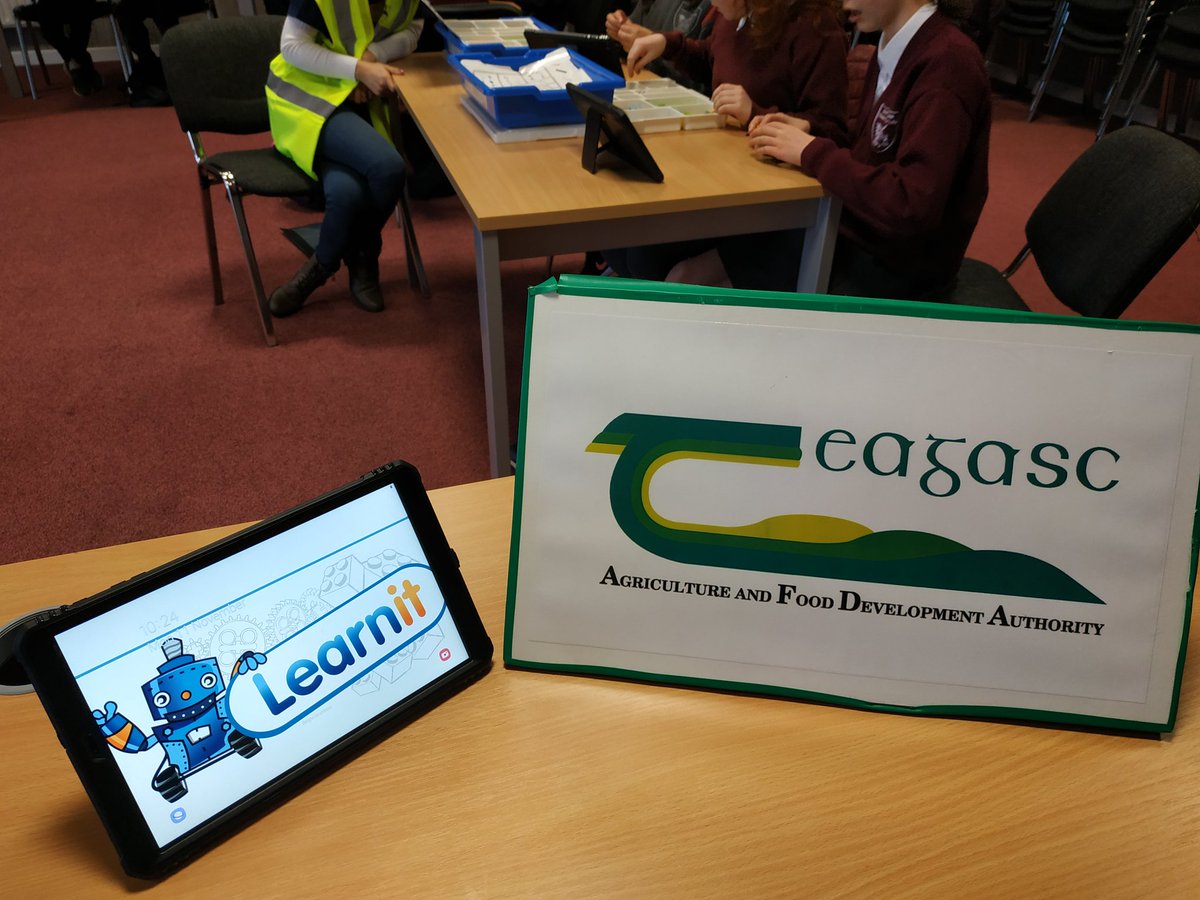 Learnit_Ireland's tweet photo. We're off to a great start with @ScienceWeek in @teagasc. Great bunch of budding engineers learning about how Robotics can be helpful in the world of Agriculture. @scienceirel #ScienceWeek19 #sciencerocks @LEGO_Education https://t.co/FyCa44qnZB