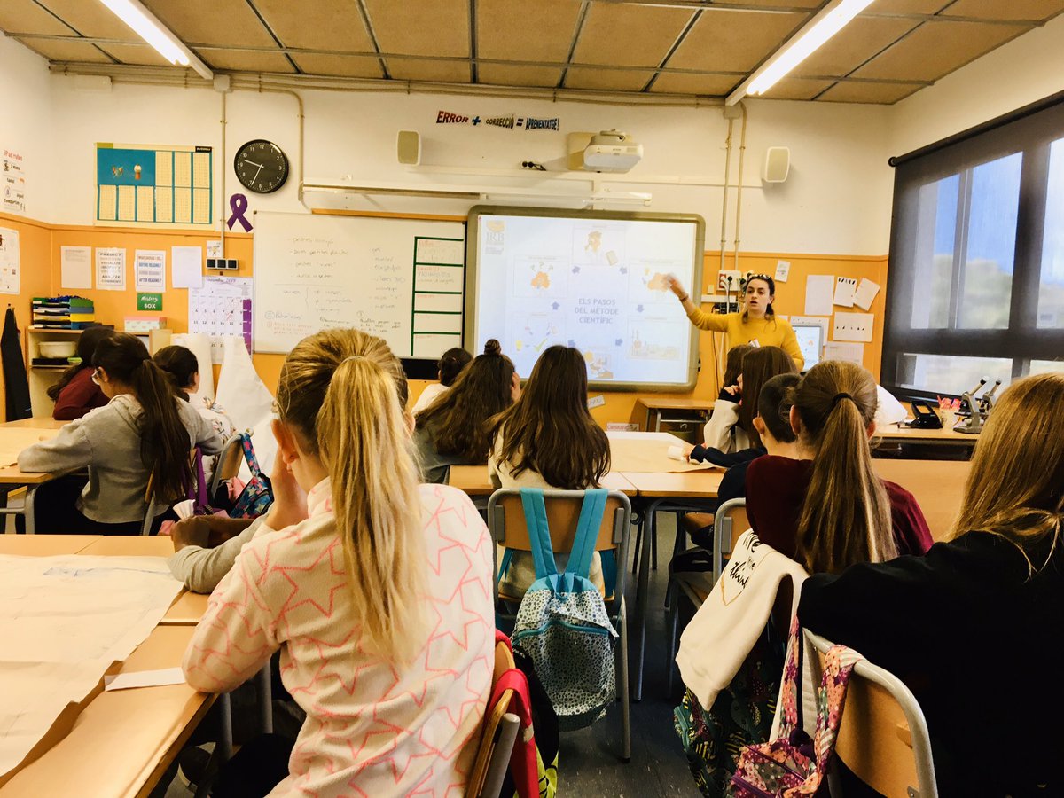 IRBBarcelona's tweet photo. Avui hem estat a l’escola Vinya del Sastret @Ajsesrovires descobrint el #metodecientific 👩🏻🔬 i observant les nostres cèl•lules al #microscopi 🧫🔬 de la mà de la Mònica i la Mar!
Gràcies pel vostre suport al #RepteMetàstasi! Junts ho farem possible! 💪🏻 https://t.co/IhSMeDOGr6