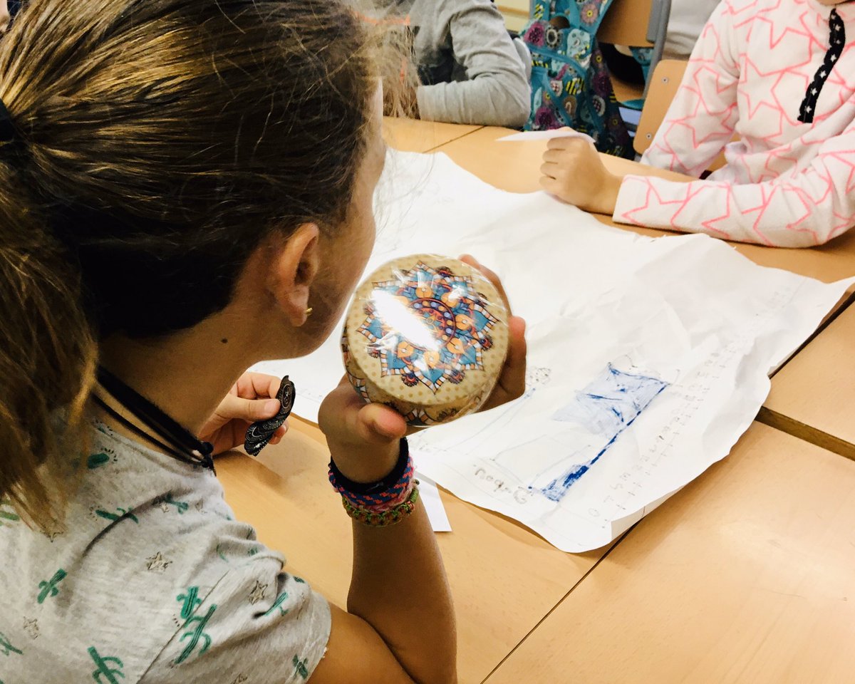 IRBBarcelona's tweet photo. Avui hem estat a l’escola Vinya del Sastret @Ajsesrovires descobrint el #metodecientific 👩🏻🔬 i observant les nostres cèl•lules al #microscopi 🧫🔬 de la mà de la Mònica i la Mar!
Gràcies pel vostre suport al #RepteMetàstasi! Junts ho farem possible! 💪🏻 https://t.co/IhSMeDOGr6