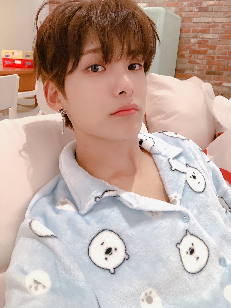 official_ACE7's tweet photo. [#에이스_준]
초이들 🤒어제 파자마 파티에서 사진 많이 찍어놨는데 정신이 없어서 못 올리고 잠들었어요🥺 💕늦게나마 업로드...❤️
#ACE #에이스 #CHOICE #삐딱선 #SAVAGE https://t.co/5i6peo4otp