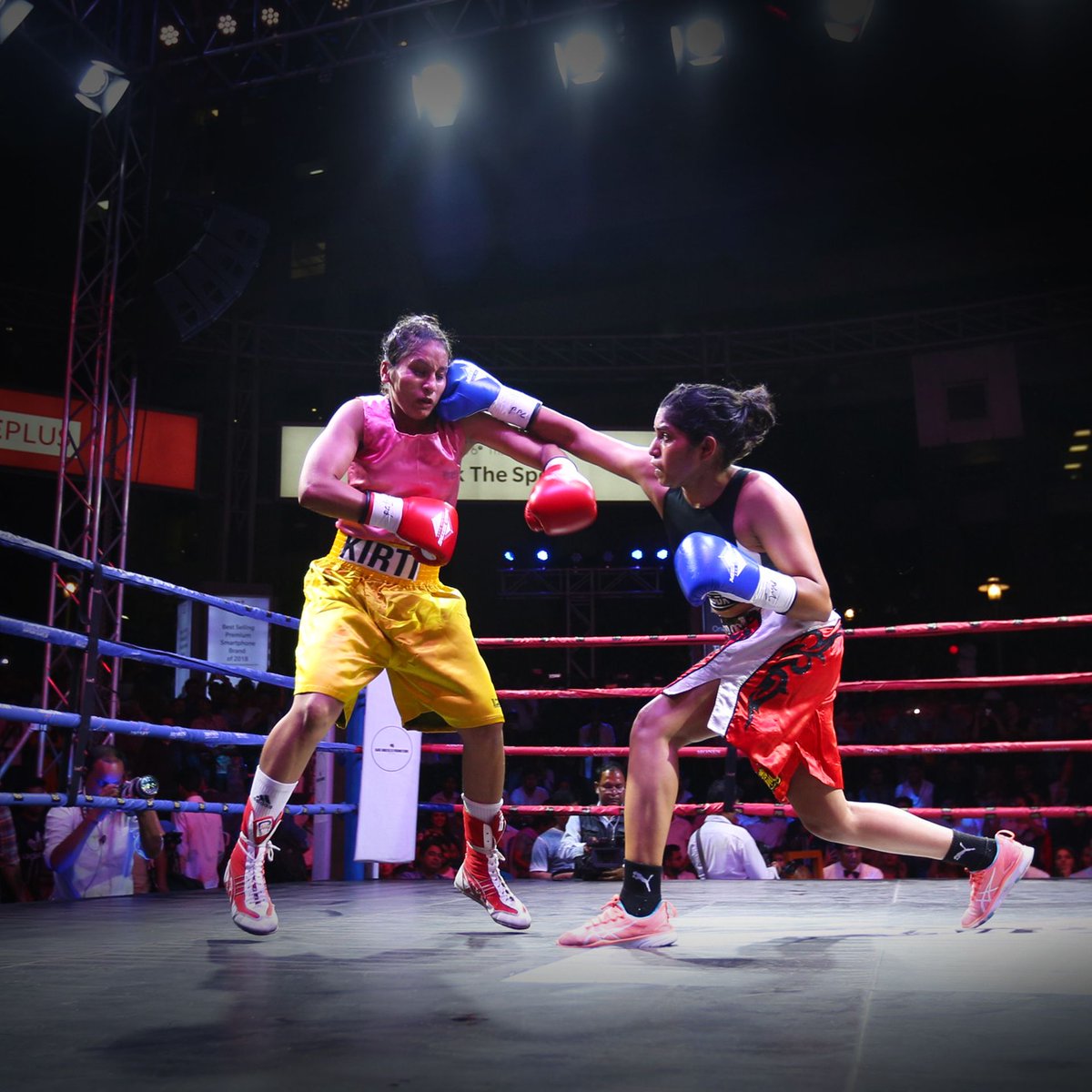 MegaBoxingIN's tweet image. Wonder Woman Of Boxing: Some women fear fire, some simply become it.
In Frame: Kirti &amp;amp; Urvashi Singh

#womeninboxing #megaboxing #professionalboxing #boxing