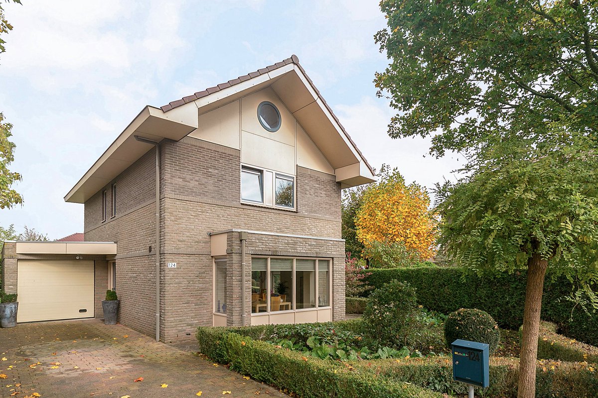 Nieuw in de verkoop vrijstaande villa, met 3 slaapkamers, badkamer, een nog nader in te delen zolderverdieping waar eventueel een 4e slaapkamer gemaakt kan worden en een ruime garage.
Rondom een grote en zonnige tuin met veel privacy:
Herfst 124 Dronten
vsomakelaars.nl/vrijstaand-won…