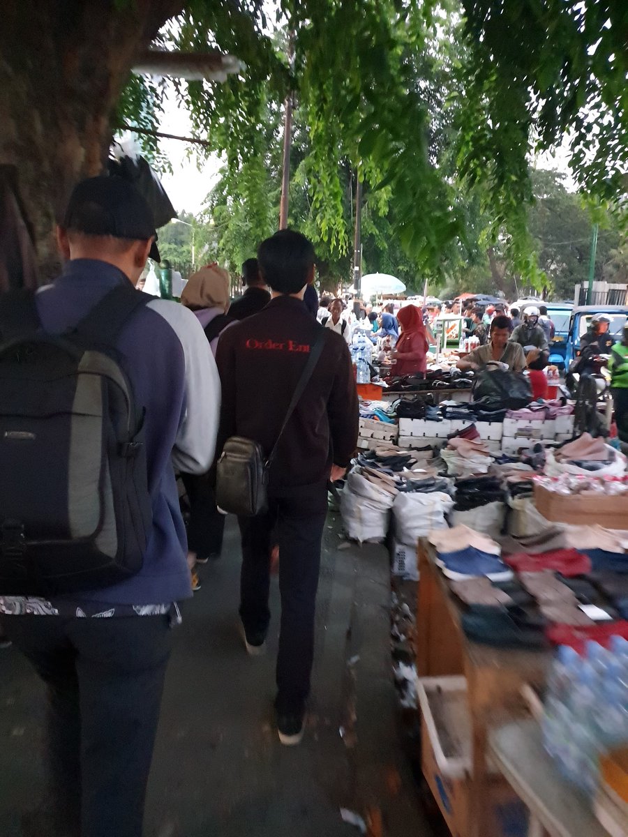 tony_hung's tweet photo. Pak @aniesbaswedan hak kami sebagai pejalan kaki dikebiri demi hak suara di pilgub DKI! #pkl #tanahabang @DKIJakarta https://t.co/VX2AJ5hAdC