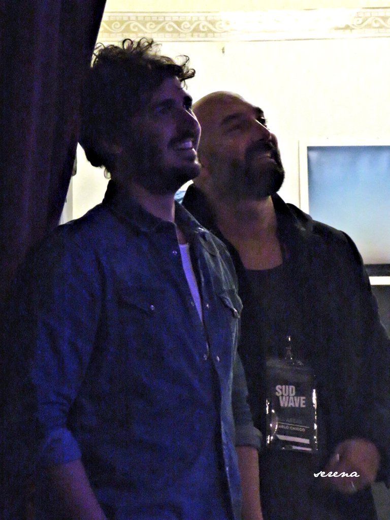 SuppVige's tweet photo. Stamattina vi diamo il buongiorno con @AndreaVigentini che guarda assorto lo showcase di @cordiomusic 😂 (poco prima di prenderlo in giro😂) 

Grazie @Sere_pully per lo scatto.

#AndreaVigentini #Cordio #Arezzo #Sudwave #showcase https://t.co/IEYwNlGP4T
