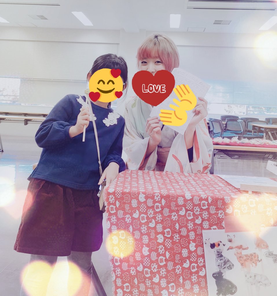 baumitsu_'s tweet photo. 学園祭の飴細工に来てくれた
小学生の女の子✨
1日目にすみっこぐらしの話で盛り上がって、私はえびふらいの尻尾が好きだよ～という話をしてたら、
２日目に、素敵なお手紙をくれて、粘土で作ったえびふらいの尻尾を見せてくれました🧡
飴細工の練習をしてくれたみたい😭
すごい嬉しい😚✨ありがとう❣️ https://t.co/05OIqiQ3ho
