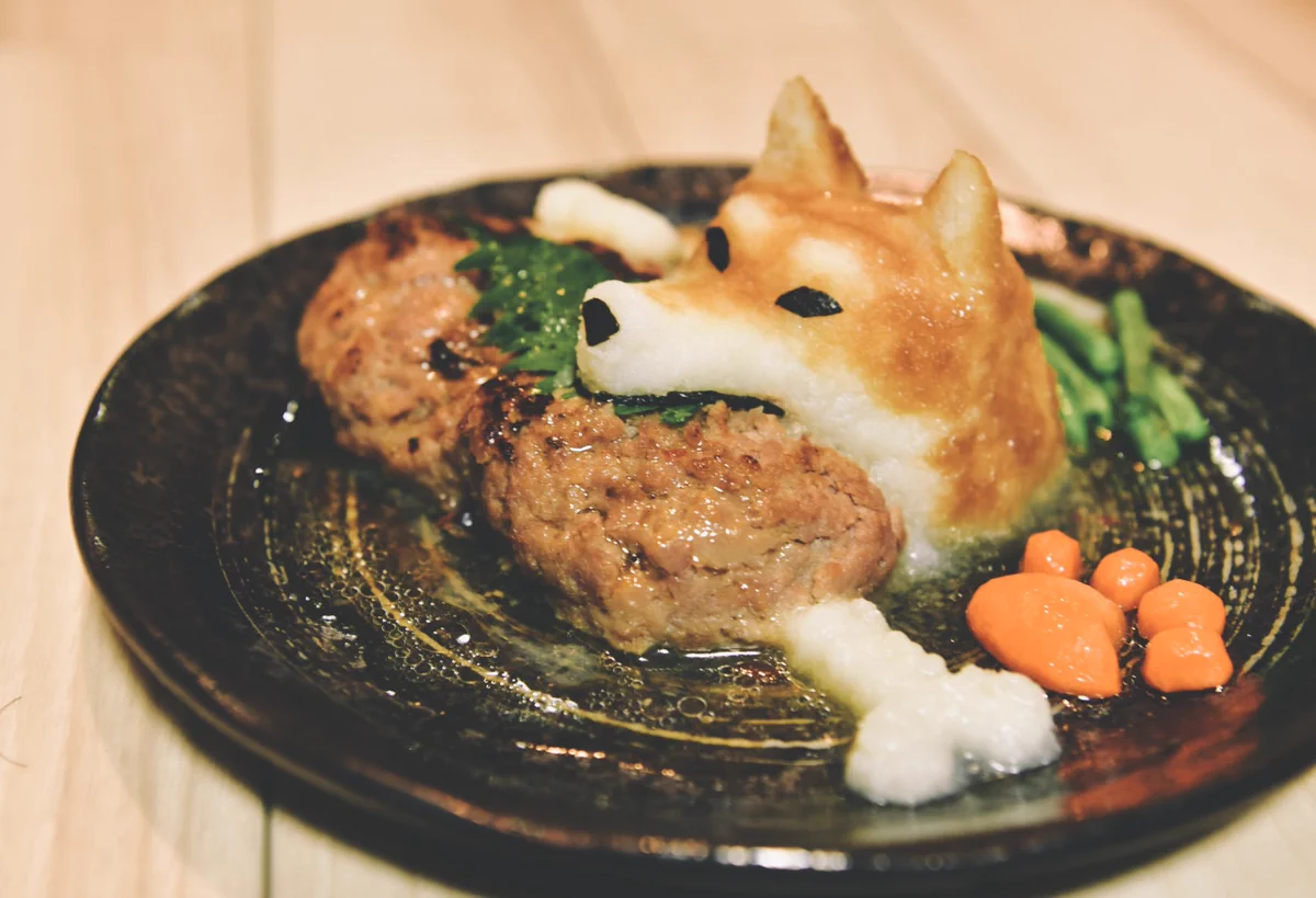 センスとクオリティーがすごい！ワンコがお肉をくわえてるおろしハンバーグ！