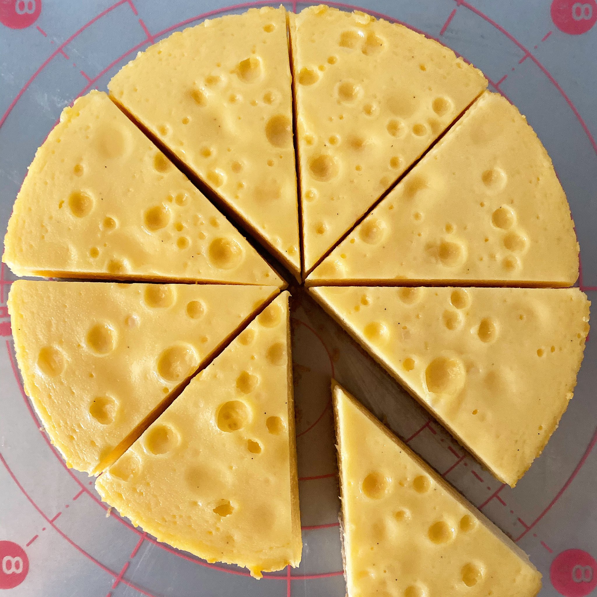 ぐるりと 通常は15cmのホールのチーズケーキ を6カットにしていますが 阪神百貨店梅田本店さんの11月13日 19日までのイベントではホールケーキを8カットでカットしてます なので1カットが 小さいサイズになります 小さいですが心を込めてお作りさせて