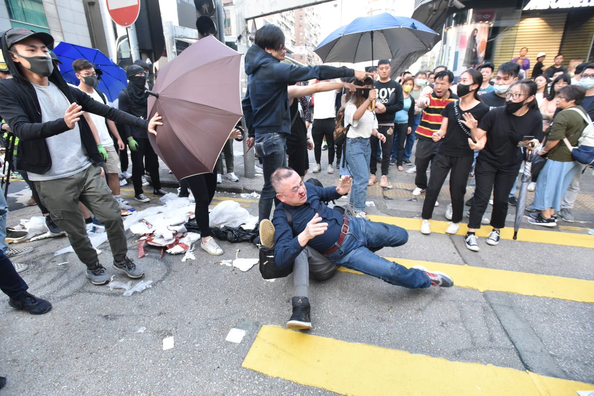 DanielDumbrill's tweet photo. A Japanese man was mistaken as a Mainlander and was beaten up.

There might be a public apology from Joshua Wong now for mistakenly beating up a Japanese. 

https://t.co/QbfDiACGYJ https://t.co/T2nkWONjcL